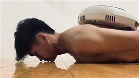 墨爾本藝穗節聚焦台灣系列演出　帶觀眾貼近舞者墨爾本藝穗節「聚焦台灣（Fringe Focus Taiwan）」系列演出「跟皮膚有關的一件事」，由FOCA福爾摩沙馬戲團李宗軒與長弓舞蹈劇場張堅豪合作，作品透過掃地機器人上的視訊鏡頭，帶觀眾貼近舞者，探索舞者身體細節。（澳洲墨爾本藝穗節提供）中央社記者趙靜瑜傳真　109年11月10日