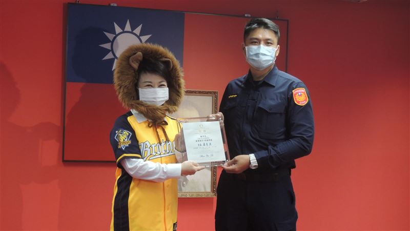 中信沒封王　盧秀燕市政會議戴獅子頭