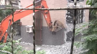 怪手鑿穿3樓牆　基市府強拆別墅違建