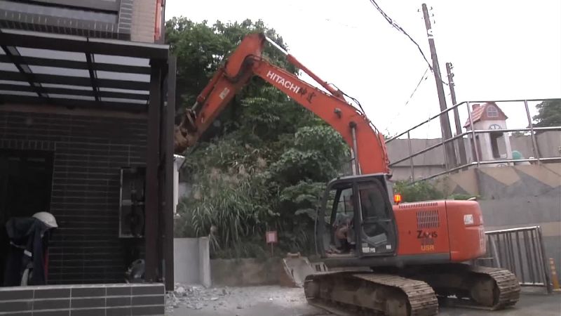 轎車擋工地門口　怪手強推車屁股移走