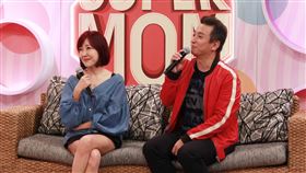 王中平、余皓然以及兒子韓靖、女兒韓菲。王中平一家四口首度同台露面（圖／年代提供）