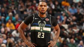 NBA／無辜遭警逮捕　球星獲賠天價
NBA,密爾瓦基公鹿,Sterling Brown,種族歧視,警察,暴力
翻攝自推特