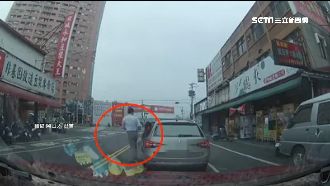 時間管理大師？駕駛趁紅燈下車買早餐