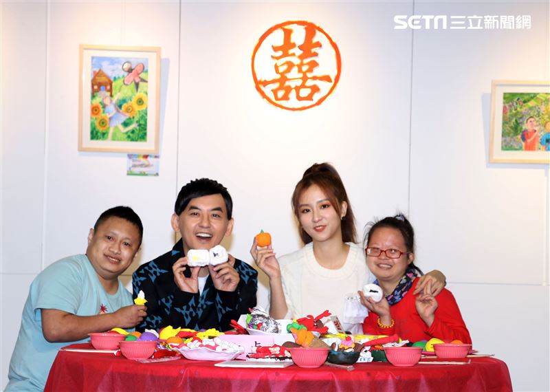 黃子佼、周曉涵出席育成基金會公益活動。（記者邱榮吉/攝影）