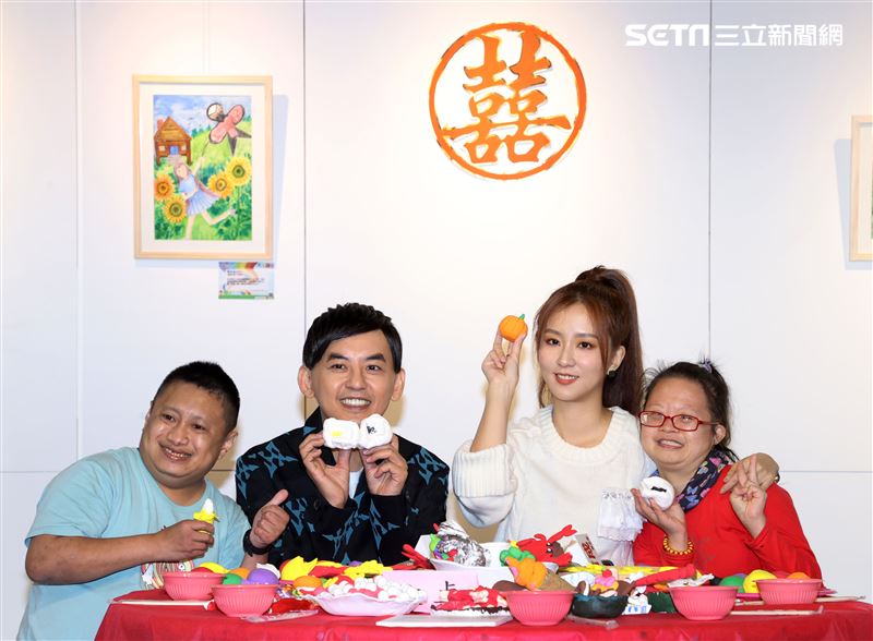 黃子佼、周曉涵出席育成基金會公益活動。（記者邱榮吉/攝影）