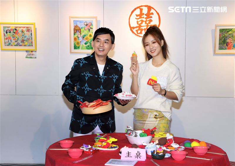 黃子佼、周曉涵出席育成基金會公益活動。（記者邱榮吉/攝影）