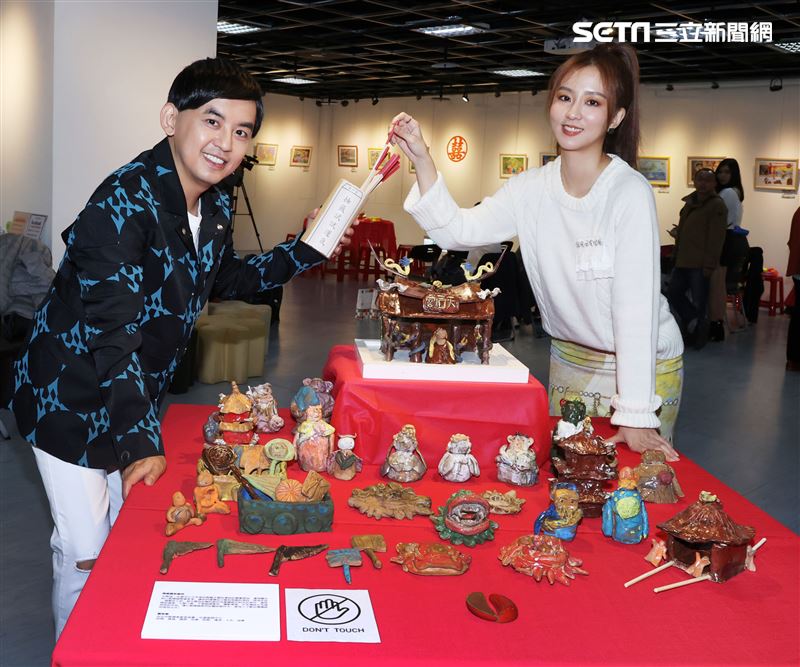 黃子佼、周曉涵出席育成基金會公益活動。（記者邱榮吉/攝影）