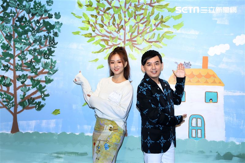 黃子佼、周曉涵出席育成基金會公益活動。（記者邱榮吉/攝影）