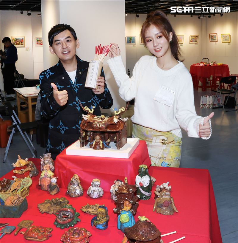 黃子佼、周曉涵出席育成基金會公益活動。（記者邱榮吉/攝影）