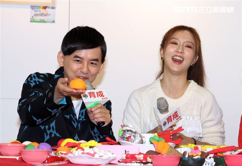 黃子佼、周曉涵出席育成基金會公益活動。（記者邱榮吉/攝影）