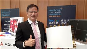 群創展可撓式X光醫療平板感測器群創光電總經理楊柱祥10日在台灣醫療科技展展前記者會受訪時指出，可撓式X光醫療平板感測器可遷就病患，即便不能移動的病患也可完成X光拍攝。中央社記者潘智義攝　109年11月10日