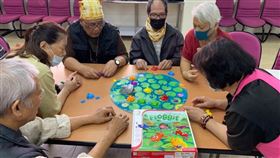 由公益彩券盈餘補助成立的「臺北市原住民耆老服務中心」，提供長者樂齡桌遊延老化。（臺北市原住民耆老服務中心提供）