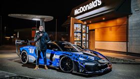 ▲Bijon de Kock開McLaren Senna GTR去麥當勞得來速點餐（圖／翻攝自Novitec Group Youtube）