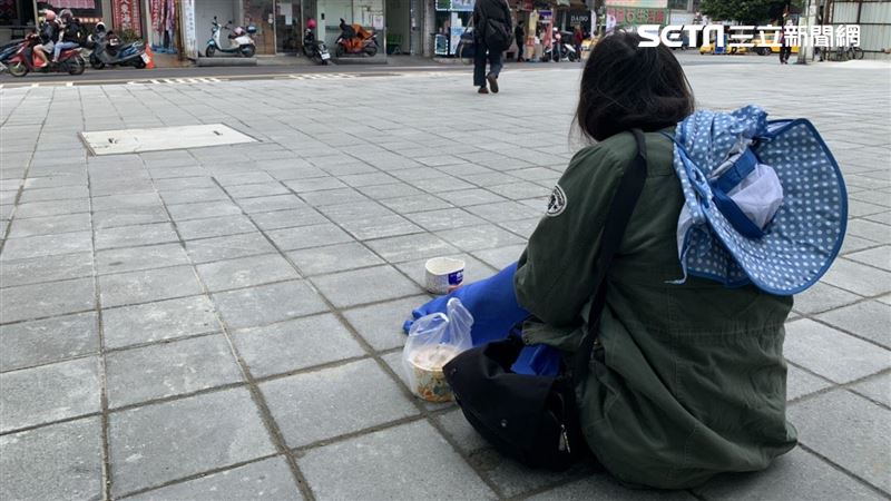 樂當乞丐！　中壢短褲清秀妹親曝原因