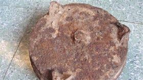 ▲這爛鐵竟然是遼金時期的三足鍋。（圖／翻攝自微博）