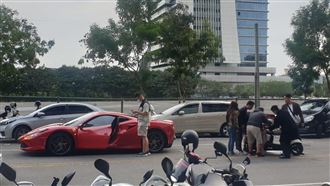 台中正妹騎士撞法拉利！竟是外套害的