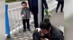 手機,走路,看路,重慶,電線桿,眼鏡,眼睛（圖／翻攝自中國網資訊