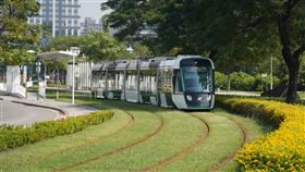 高雄輕軌二階復工（2）高雄輕軌二階工程停工近兩年，市府10日宣布即日起復工，2023年全線通車。圖為高雄輕軌二階列車。中央社記者董俊志攝　109年11月10日