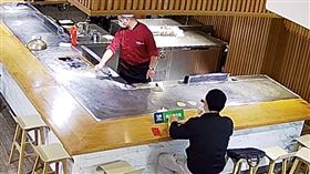 「連續加班」IT男接家人電話淚奔！鐵板燒師傅上前…結局逼哭網(圖/翻攝自武漢晚報)