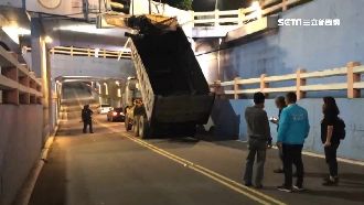 砂石車斗彈起卡陸橋　騎士看傻害追撞