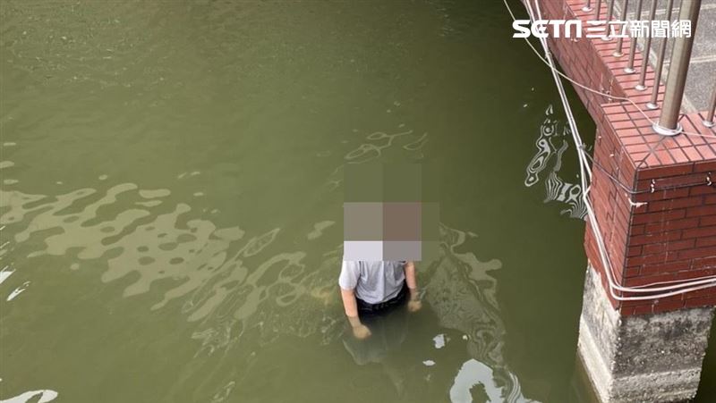 傻眼！婦人跪在蓮池潭水中：我在修行