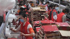 雙11前夕 中國推出網路平台反壟斷指南雙11購物狂歡節前夕，中國國家市場監管總局10日發文宣示要預防和制網路平台壟斷行為，已被解讀為將出重拳整治電商巨頭。圖為在雲南一個倉庫裡，工作人員忙著對網購商品裝箱打包。（中新社提供）中央社 109年11月10日