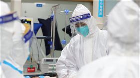 疫情爆發以來，武漢一度承擔著世人既同情又異樣的眼光。中國官方正撕去武漢的疫情起源標籤，並塗脂抹粉，意圖把武漢重塑成「英雄城市」。圖為醫護人員3月在武漢中心醫院照顧患者。（圖取自weibo.com/whzxyy）