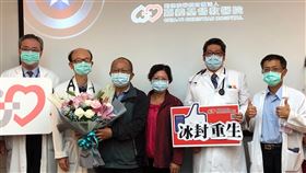 男心肌梗塞瀕死　低溫療法救命重獲新生嘉義酒廠員工郭振瑞（左3）5月初急性心肌梗塞合併嚴重心因性休克，到院前心跳停止，經低溫療法等相關治療後，2個多月後順利回到職場，重獲新生，他11日特地回到嘉義基督教醫院感謝醫療團隊。中央社記者黃國芳攝　109年11月11日