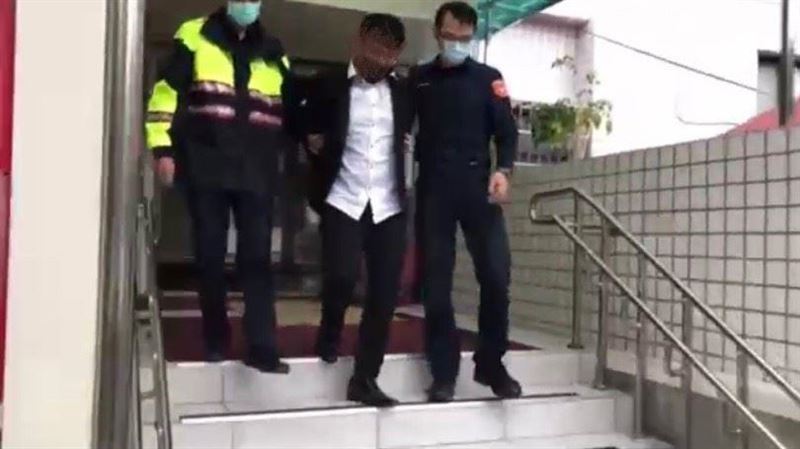 稚嫩西裝哥領巨款！被逮遭「秒切割」
