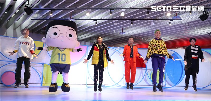 全新男團B.T.O.D，小兒子主角阿甯咕新歌MV拍攝。（記者邱榮吉/攝影）