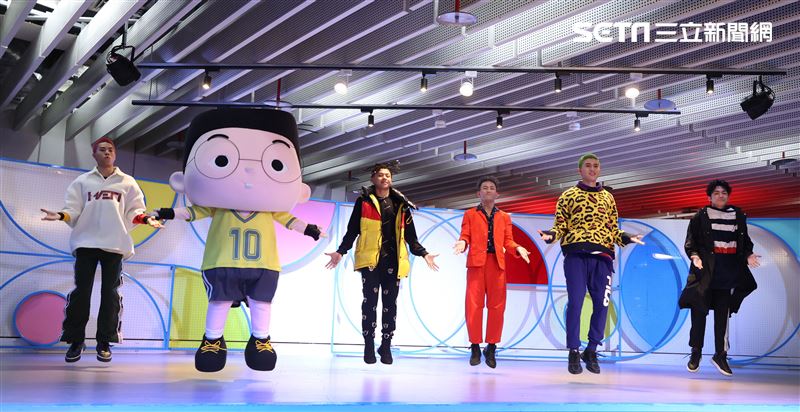 全新男團B.T.O.D，小兒子主角阿甯咕新歌MV拍攝。（記者邱榮吉/攝影）