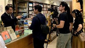 黃偉哲拍片為台南書店加油台南市長黃偉哲（左）11日走訪書店，拍攝「在書店尋求改造人生」影片，推廣優質書店空間，為台南書店加油。（台南市政府提供）中央社記者張榮祥台南傳真　109年11月11日