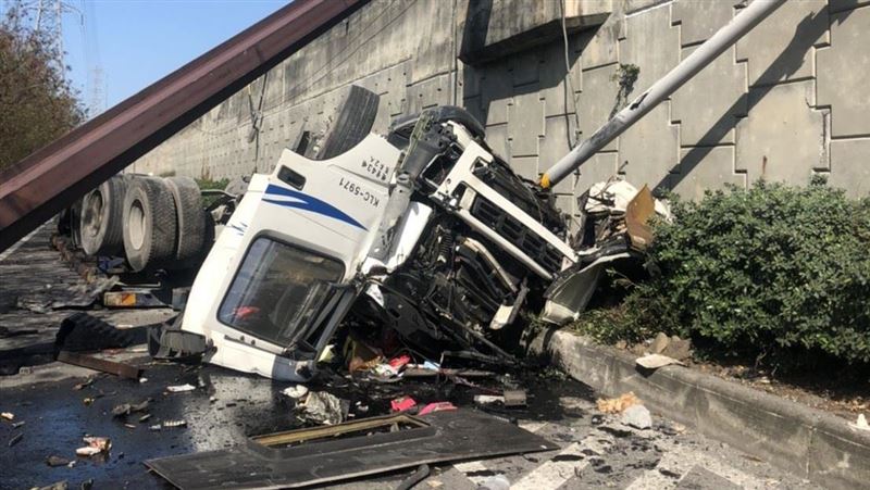 彰化聯結車墜橋　司機找到僅受輕傷