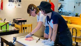 李懿挑戰切和牛　籃籃竟變服務生？