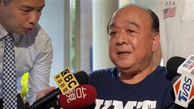 ▲吳斯懷因腰椎開刀缺席議場抗爭，29日一早坐輪椅「抬」進立法院。（圖／翻攝吳斯懷臉書）