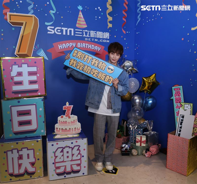 古曜威祝福三立新聞網7周年生日快樂。（記者邱榮吉/攝影）