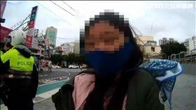 短褲妹沈女在中壢火車站乞討遭警方強行安置。（圖／翻攝畫面）