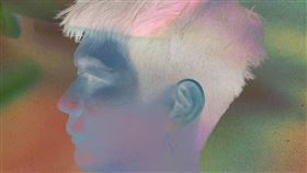 宥凱圓夢出輯 《刷起來》封面變「無臉男」 籲「透視我的心」 照片提供：馬棋朵數位影像製作