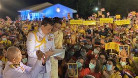 泰王瓦吉拉隆功受到支持者歡迎泰王瓦吉拉隆功10日在東北部的烏隆府出席活動，受到支持者熱烈歡迎。（泰國王室宮務處提供）中央社記者呂欣憓曼谷傳真　109年11月11日