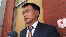 藍營揭露豬吃瘦肉精顫抖  陳吉仲籲回歸專業釐清針對國民黨臉書近日揭露豬吃瘦肉精顫抖影片是否散播不實訊息，農委會主委陳吉仲（圖）11日在立法院受訪時說，上網路Google一下，就能看到全球許多文獻，除了少數以外，大多數都正常，要回歸專業才能釐清。中央社記者楊淑閔攝  109年11月11日