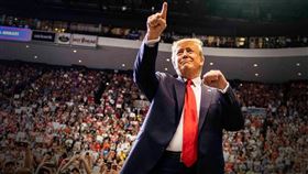 川普振奮（圖／翻攝自川普臉書）