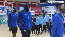 不畏疫情！花蓮觀護盃開打　「籃球之神」喬丹女婿首曝光 中間藍衣戴帽 喬丹的女婿 克里斯瑪斯(Rakeem Christmas) 現為裕隆隊員▲。（圖／記者呂彥攝影）
