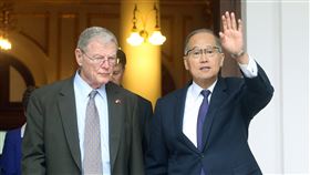 美國聯邦參議院台灣連線訪台（3）美國聯邦參議院「台灣連線」共同主席殷霍夫（James Inhofe，R-OK）（左）應邀20日至22日率團來台訪問，外交部長李大維（右）21日在台北賓館午宴款待，表達誠摯歡迎。中央社記者郭日曉攝  107年2月21日