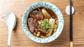 ▲清燉牛肉麵／以法式高湯技法堆疊出優雅迷人的滋味，A5宮崎和牛牛腱心軟嫩入味，漬檸檬及煙燻牛骨的香氣更是畫龍點睛。（圖／盧大中提供）