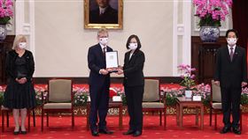 蔡總統追贈柯佳洛卿雲勳章（2）總統蔡英文（右2）3日由副總統賴清德（右）陪同，在總統府追贈已故捷克前議長柯佳洛「特種大綬卿雲勳章」，由捷克參議院議長維特齊（左2）代表接受。中央社記者鄭傑文攝　109年9月3日