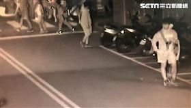 台北市2名男子隨地便溺，不但遭勸阻不聽，還引發4人大亂鬥。（圖／翻攝畫面）