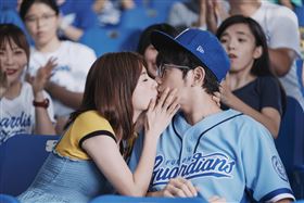 宥勝忘情激吻林予晞。（圖／HBO提供）