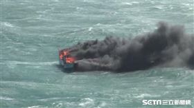 漁船遭浪擊破火燒船／翻攝畫面