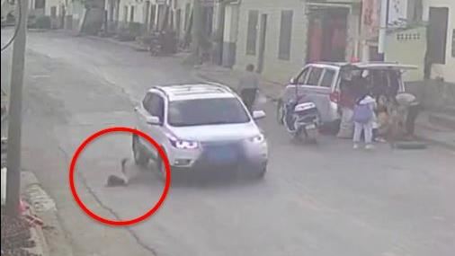 馬路當遊戲場　3歲童被飛撞腳趾骨折