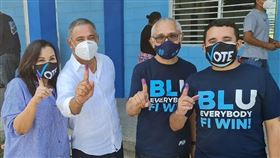 外交部12日下午發布新聞稿指出，貝里斯國會大選由在野黨人民聯合黨勝出，黨魁布里仙紐（左2）將出任總理並組成新政府。駐貝里斯大使陳立國選後第一時間即向布里仙紐表達台灣政府的誠摯賀忱。（圖／翻攝自facebook.com/JohnBricenoPUP）
